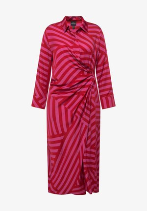 Vestido rayado en rojo y rosa con mangas largas, cuello abotonado y diseño drapeado en la parte delantera. Hecho de una tela suave, presenta un estilo cruzado.