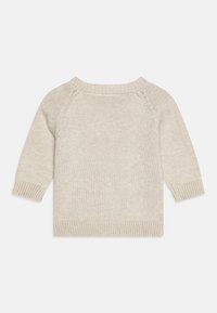 Suéter de punto beige claro con cuello redondo acanalado, mangas raglán y tejido texturizado. Presenta puños y bajo acanalados.