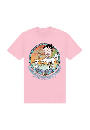 Lyserød t-shirt med et tegneserie-design af en pige med sort hår, der rider på en hvid hest, mens hun holder en bue og pil, ved siden af en lille isbjørn.