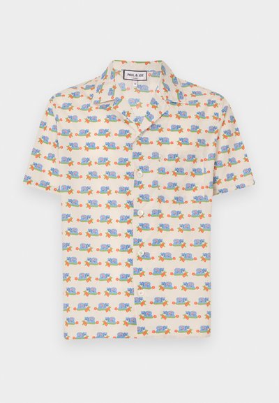 Chemise à manches courtes en tissu crème clair avec un imprimé ludique d'escargots bleus et de fleurs rouges. Dispose d'un col et de boutons blancs.
