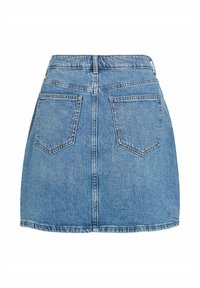 Mini-jupe en jean bleu avec deux poches arrière, passants de ceinture et détails de coutures visibles.