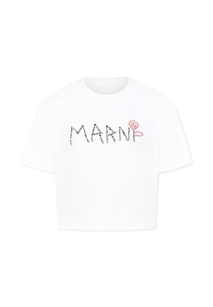 T-shirt bianca corta in cotone, con la scritta "MARNI" in caratteri stilizzati neri e rossi dall'aspetto giocoso. Maniche corte, scollatura rotonda.