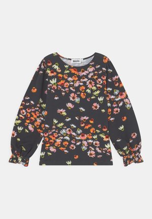 Schwarzes Langarmshirt mit buntem Blumenmuster in Orange, Pink, Weiß und Grün sowie gerafften Bündchen.