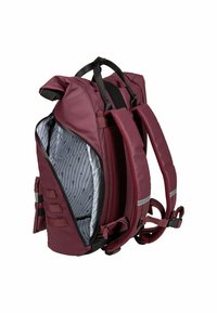 Bordeauxfarbene Rolltop-Rucksack mit gepolsterten verstellbaren Trägern, externen Seitentaschen und einem gemusterten grauen Innenfutter mit blauen Fahrradmotiven.
