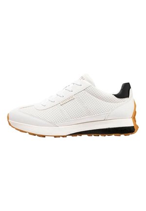 Biały perforowany niski but typu sneaker z białymi sznurowadłami, czarną zakładką na pięcie oraz gumową podeszwą o fakturowanym bieżniku.