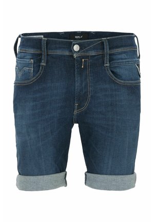 Mørkeblå denimshorts med opfoldet kant, der har fem lommer og lys kontrastsyning. Brandlabel synlig på livet.