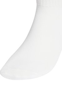 Calcetín blanco de tobillo con una textura de punto lisa, ligeramente curvado para mostrar su forma y detalles de la tela.