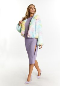 Faux fur cropped jakke i pastelfarver med en fluffy tekstur, parret med en tætsiddende lavendelkjole med en sideslids. Lavendel højhælede sko.