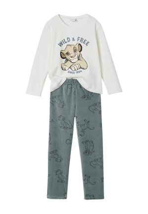 Weißes Langarmshirt mit dem Text "WILD & FREE" und einer Simba-Grafik. Graue Hose mit einem sich wiederholenden Simba-Muster. Aus weichem Baumwollstoff.