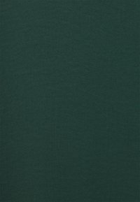 Tissu vert foncé à la texture lisse, présentant un tissage homogène sans motifs ni accents apparents. Convient pour divers vêtements.