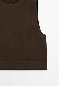 Haut marron sans manches en tissu texturé, avec un col rond et un ourlet net. Design simple avec des découpes latérales pour le confort.