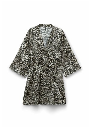 Rúžový župan s leopardím vzorem, který má zavinovací design, krátké rukávy a opasek v pase. Vyrobený z lehkého materiálu s hladkou texturou.