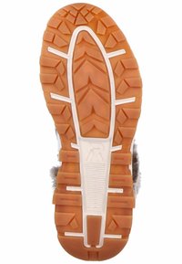 Sohle eines Sneakers aus Gummi, mit einem gemusterten Profil, orange-brauner Farbe und weißen Zwischensohlenakzenten.