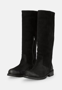 Bottes noires en suède à hauteur de genou avec un bout rond, une fermeture éclair sur le côté et un dessus texturé. Semelle plate avec un léger talon pour le confort.