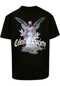 Sort kortærmet T-shirt med en grafik af en engel med vinger, omgivet af duer og skyer, samt teksten "Celestial Society Loyal Allies."