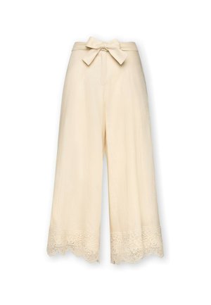 Pantalones de pierna ancha en color crema con un cinturón de tela atado en lazada en la cintura y detalle de encaje en el dobladillo.