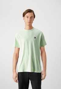 Tommy Jeans TJM REG BADGE TEE EXT - Camiseta básica - opal green