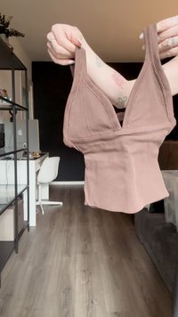 Brauner, gerippter Bralette mit breiten Trägern und einem taillierten, cropped Design. Weicher Stoff mit glatter Textur und sauberen Kanten.