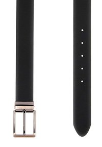 Cintura in pelle nera con fibbia rettangolare argento, texture liscia e numerosi fori di regolazione lungo la cinghia.