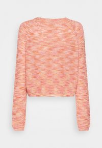 Dziany krótki sweter w miękkich różowych tonach, z długimi rękawami, okrągłym dekoltem i teksturowanym, wielokolorowym wzorem.