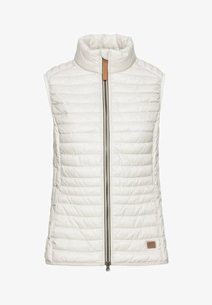 Weißer, fülliger Weste mit hohem Kragen, horizontal gestepptem Design, Reißverschluss vorne und einem braunen Lederlabel an der unteren linken Seite.