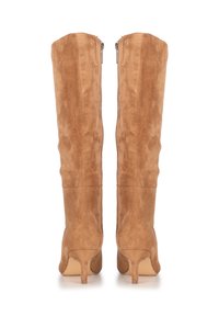 Botas altas de ante en color beige con un diseño elegante, punta afilada y un tacón delgado y curvado. El detalle de cremallera en la parte posterior mejora la funcionalidad.