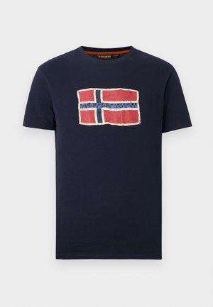 Granatowy t-shirt z krótkim rękawem z przetartym nadrukiem flagi Norwegii i napisem „Napapijri” na wysokości klatki piersiowej.