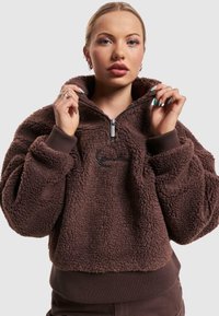 Karl Kani - METAL SIGNATURE TEDDY TROYER - Fleece trui - brown Miniatuurafbeelding 1