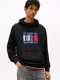 Felpa nera con cappuccio in cotone, caratterizzata da un logo grafico blu, rosso e bianco, con tasca frontale e orlo a coste.