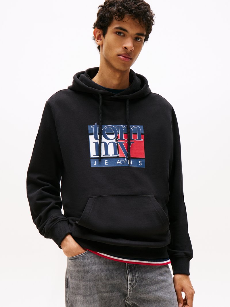 Felpa nera con cappuccio in cotone, caratterizzata da un logo grafico blu, rosso e bianco, con tasca frontale e orlo a coste.