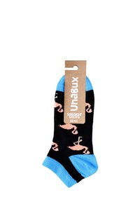 Schwarze Sneakersocken mit pinken Flamingo-Mustern, blauen Bündchen und einem braunen Kartonschild, das den Markennamen und die Größe anzeigt.