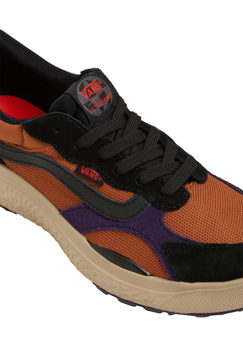 Zapatillas Vans UltraRange que presentan una combinación de malla naranja, ante negro y acentos morados, con una suela de goma texturizada y cordones negros.