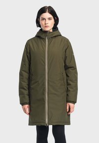 Parka isolante vert olive avec capuche, fermeture éclair à l'avant et poches latérales. Caractéristiques : poignets élastiques et silhouette allongée. Fini lisse.