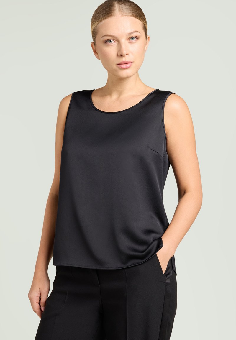Czarny top bez rękawów z gładkiej tkaniny, z okrągłym dekoltem i luźnym krojem. Posiada subtelne boczne kieszenie i miękko układający się materiał.