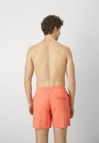 Lyle & Scott SWIM  - Plaukimo šortai - tangerine tango