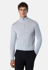 Maglione azzurro chiaro a maniche lunghe con colletto a mezza zip, realizzato in tessuto morbido. Presenta uno stile aderente e polsini a contrasto.