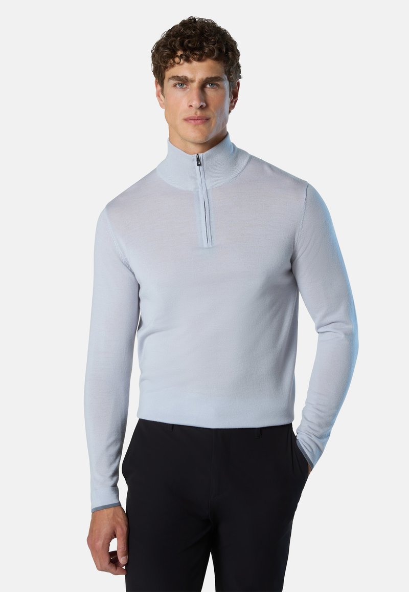 Maglione azzurro chiaro a maniche lunghe con colletto a mezza zip, realizzato in tessuto morbido. Presenta uno stile aderente e polsini a contrasto.