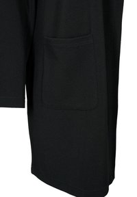 Manteau en tissu noir texturé avec une grande poche plaquée rectangulaire sur le bas devant et des manches longues.