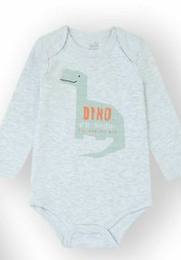 Body de manga larga gris claro con un gráfico de un dinosaurio en verde y texto naranja que dice "DINO" y "SOMOS DIFERENTES" debajo. Textura de tela suave.