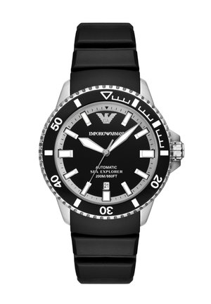 Montre automatique noire avec accents argentés, cadran rond et bracelet en caoutchouc. Elle comporte une lunette tournante, des index horaires audacieux et un affichage de la date.