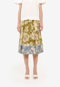 Jupe midi à motif floral, présentant des couleurs vert olive et bleu pâle. Fabriquée en tissu léger avec un design plissé et un ourlet bleu uni.