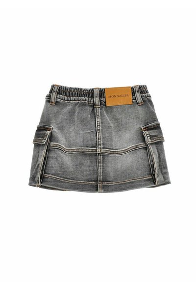 Gonna in denim grigia con fascia elastica in vita, due tasche laterali e cuciture decorative. Presenta un'etichetta in pelle con marchio sul retro.