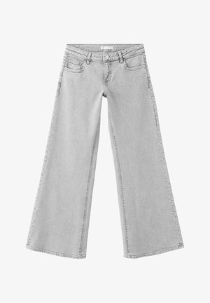 Jean large en denim gris clair avec poches avant, passants de ceinture et détails subtils en clous le long des coutures extérieures des jambes.