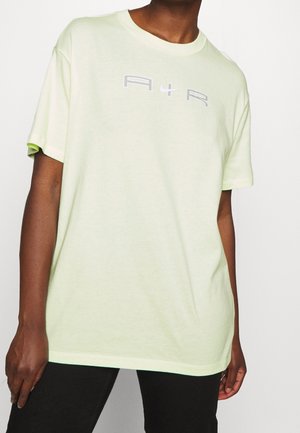 Hellgrünes, oversized T-Shirt aus weichem Stoff mit rundem Halsausschnitt. Mit auffälligem "AIR"-Text in Silber über der Brust.