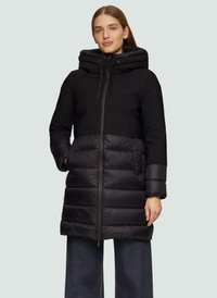 Zwarte capuchonjas met een gewatteerde onderkant. Voorzien van een ritssluiting, twee voorkruiszakken en lange mouwen met contrasterend materiaal bij de manchetten.