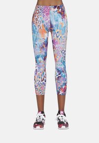 Kolorowe legginsy capri z mieszanym wzorem zwierzęcym w odcieniach niebieskiego, fioletowego, pomarańczowego i różowego. Materiał wydaje się elastyczny.