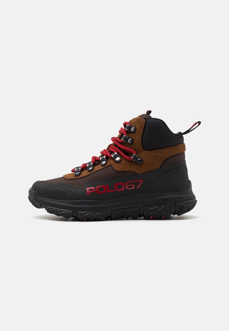 Bota de senderismo marrón y negra con cordones rojos, materiales de malla y ante, suela de goma texturizada y logotipo lateral "POLO67."