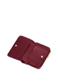 Portafoglio in pelle bordeaux aperto che mostra diversi scomparti per carte, un comparto con bottone a pressione e una tasca con zip dotata di tirapulli dorato.