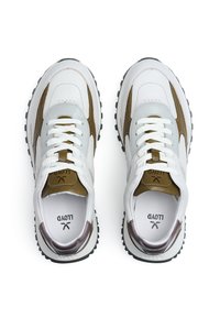 Weiße und olivgrüne Sneakers mit strukturiertem Lederobermaterial, gepolsterter Zunge, kontrastierenden Schnürsenkeln und einer dicken schwarzen Gummisohle.