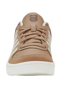 Sneakers in pelle marrone e camoscio con accenti bianchi, dotati di punta tonda, lacci piatti e un logo sulla linguetta. Suola in gomma.